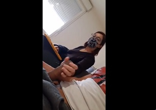 Azgın olduğu sırada kız kardeşi güçlü bir şekilde boşalmasına yardım etti
