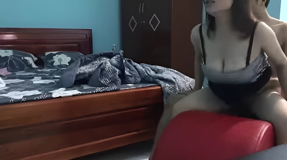 Sıska genç adam ve tombul bebek aşk koltuğunda
