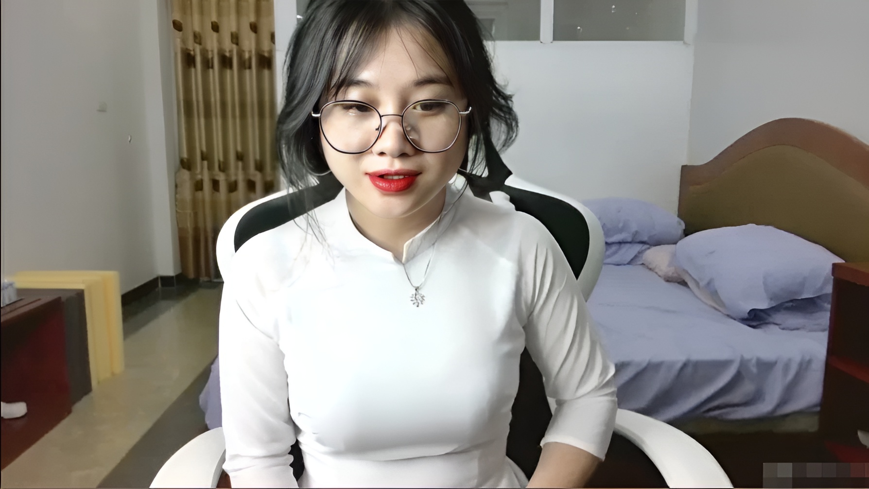 Anna ao dai'de mastürbasyon yapıyor....